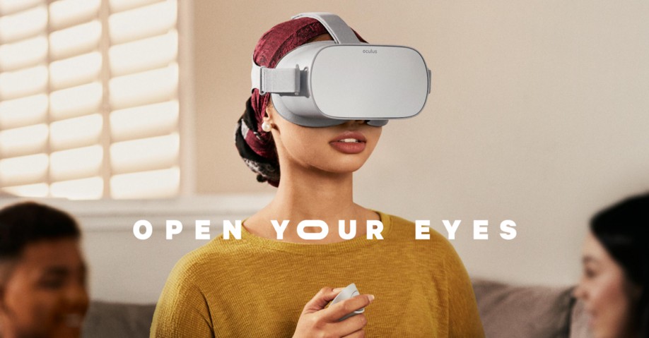 femme avec un casque de réalité virtuelle