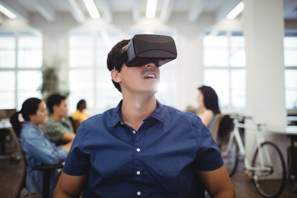 homme avec un casque de réalité virtuelle