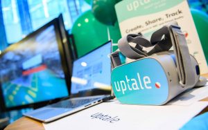Casque de réalité virtuelle Uptale sur un bureau