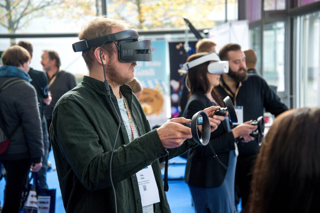 Homme avec un casque de réalité virtuelle