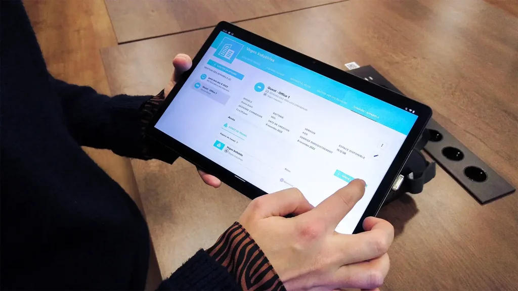 Thumbnail of a new Device Management feature with a person setting up their devices on Uptale