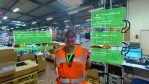 Virtual tour of a Schneider Electric factory on the circular economy created with Uptale. There is a female operator, Cynthia, who explains her background and her work in the sorting process in an industrial environment. There are green info tags allowing to transcribe her journey.