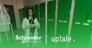 Femme ingénieure chez Schneider Electric dans une expérience 360 web Uptale